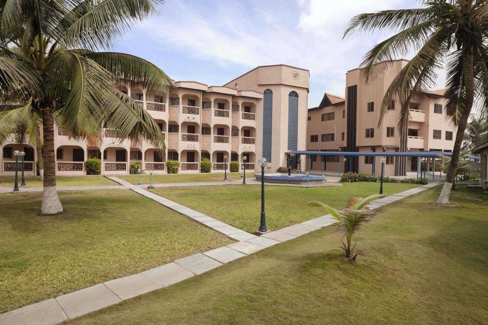 Ramada Resort Accra Esterno foto