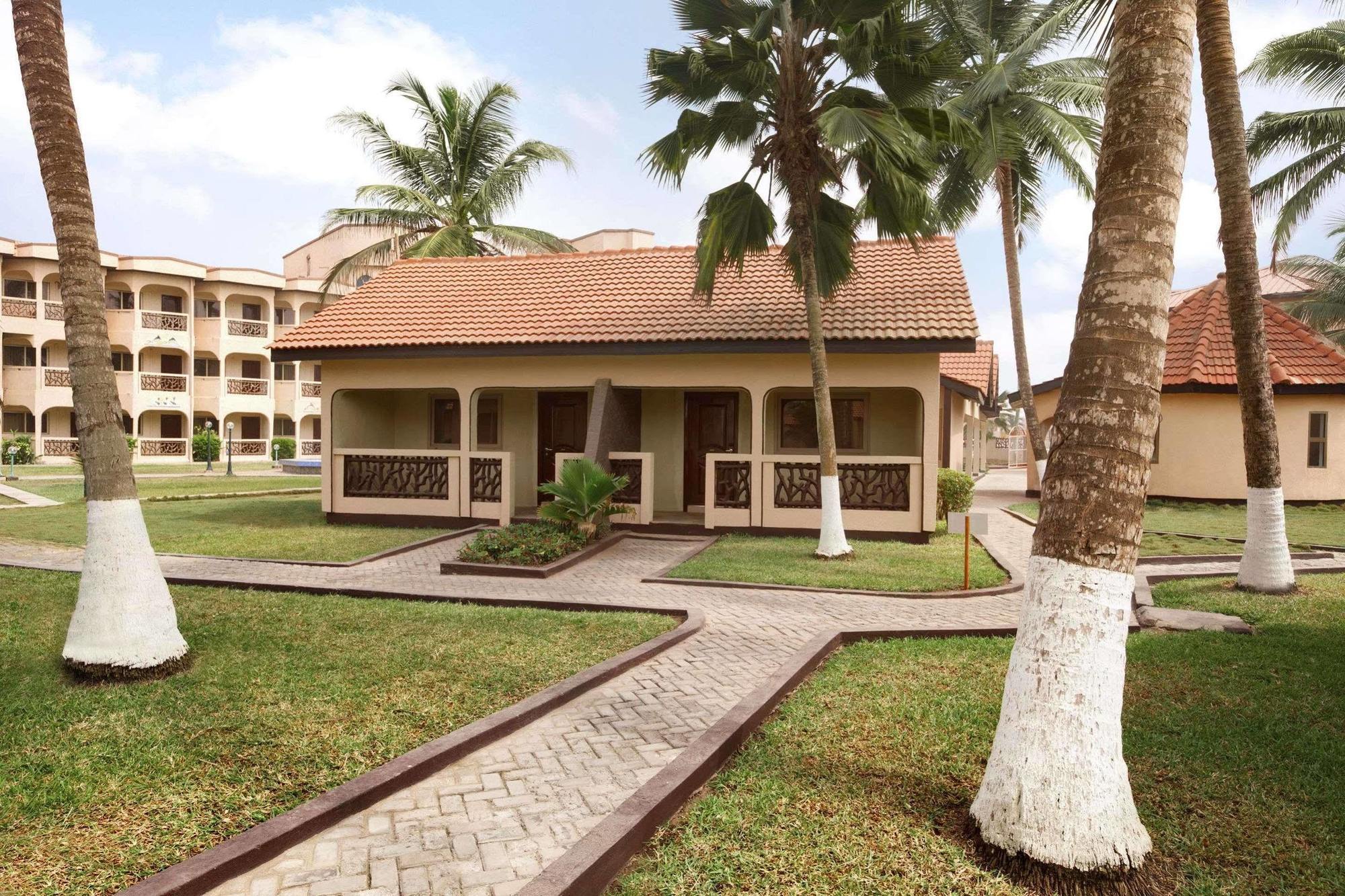 Ramada Resort Accra Esterno foto